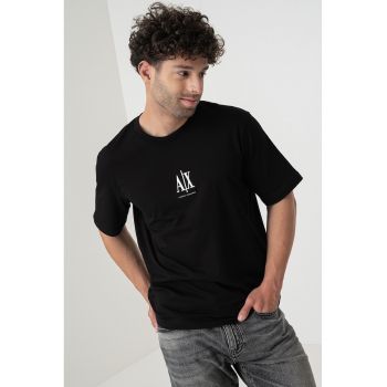 Tricou cu logo si decolteu la baza gatului