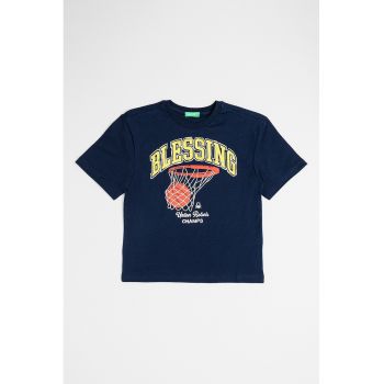 Tricou de bumbac cu decolteu la baza gatului si imprimeu