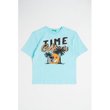 Tricou de bumbac cu decolteu la baza gatului si imprimeu