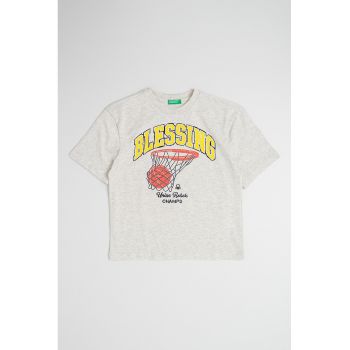 Tricou de bumbac cu decolteu la baza gatului si imprimeu