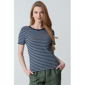 Tricou in dungi cu decolteu la baza gatului