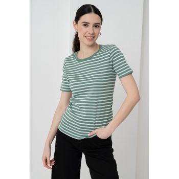Tricou in dungi cu decolteu la baza gatului