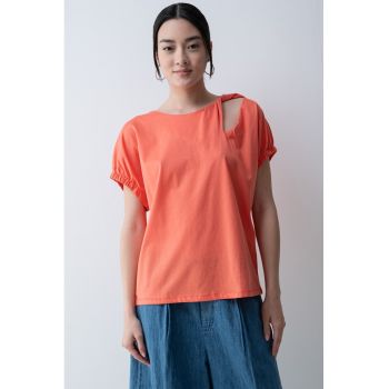 Tricou lejer cu decolteu la baza gatului
