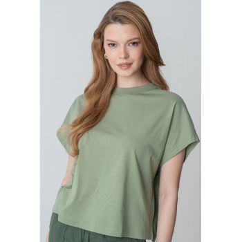 Tricou lejer cu decolteu la baza gatului