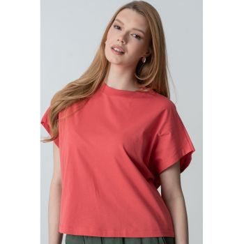 Tricou lejer cu decolteu la baza gatului