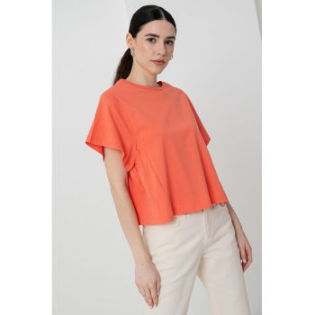Tricou lejer cu decolteu la baza gatului