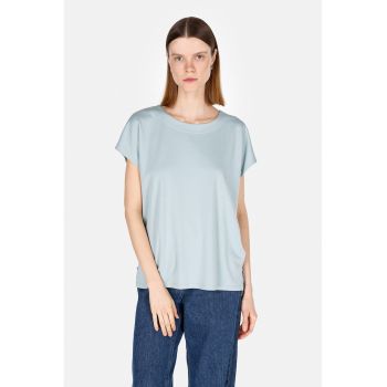 Tricou lejer cu decolteu la baza gatului