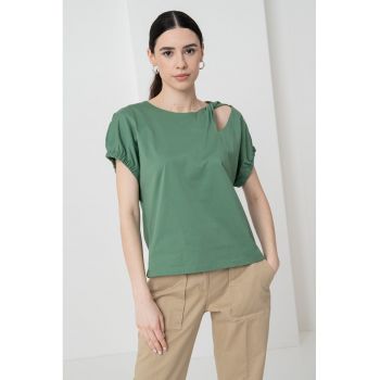 Tricou lejer cu decolteu la baza gatului
