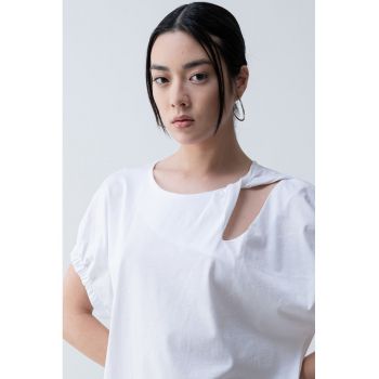 Tricou lejer cu decolteu la baza gatului