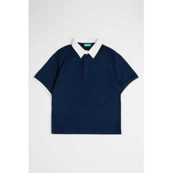 Tricou polo cu text brodat pe partea din spate