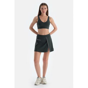 Fusta cu pantaloni scurti pe dedesubt si slit