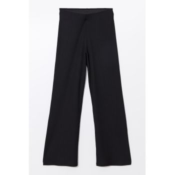 Pantaloni cu croiala ampla si talie inalta