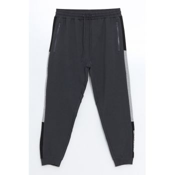 Pantaloni de trening cu buzunare cu fermoar