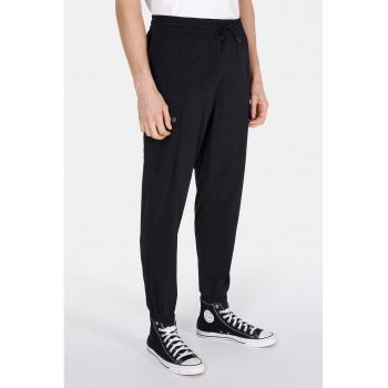 Pantaloni de trening cu buzunare si snur