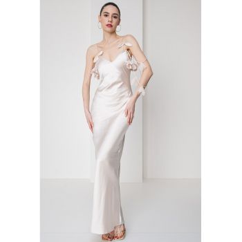 Rochie lunga cu aspect de satin - aplicatie florala si decolteu in V