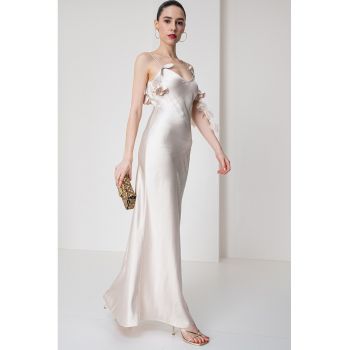 Rochie lunga cu aspect de satin - aplicatie florala si decolteu in V