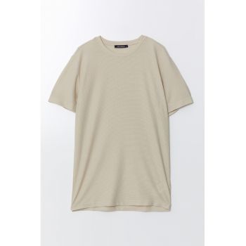 Tricou cambrat cu decolteu la baza gatului