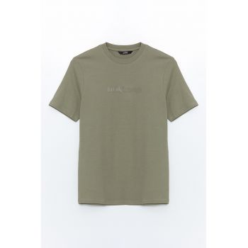 Tricou cu decolteu la baza gatului
