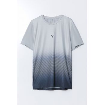 Tricou cu decolteu la baza gatului