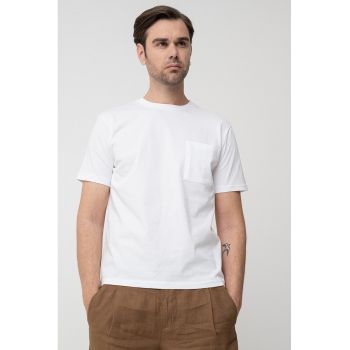 Tricou cu decolteu la baza gatului si buzunar pe piept