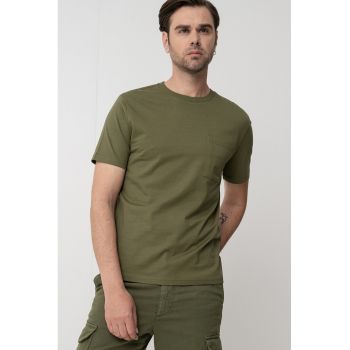 Tricou cu decolteu la baza gatului si buzunar pe piept