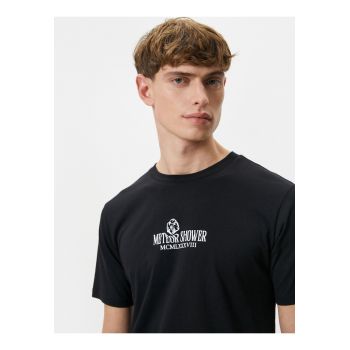 Tricou cu decolteu la baza gatului si imprimeu pe piept