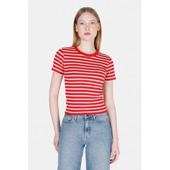 Tricou cu decolteu la baza gatului si model in dungi