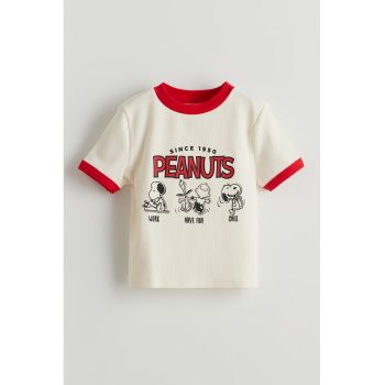 Tricou cu imprimeu alune si decolteu la baza gatului