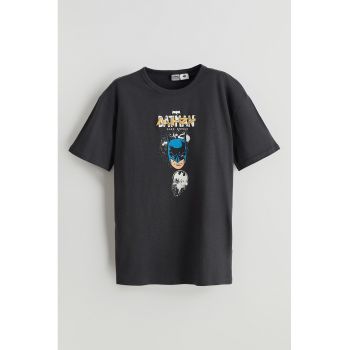 Tricou cu imprimeu si decolteu la baza gatului