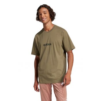 Tricou cu logo si decolteu la baza gatului