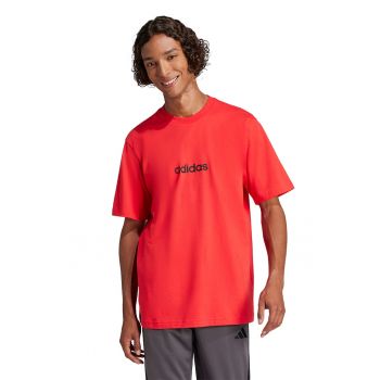 Tricou cu logo si decolteu la baza gatului