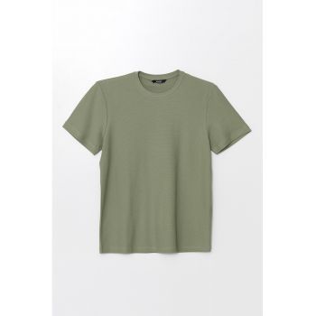 Tricou lejer cu decolteu la baza gatului