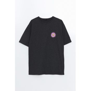 Tricou lejer cu model grafic
