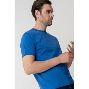 Tricou regular fit cu decolteu la baza gatului