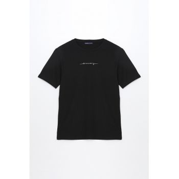 Tricou regular fit cu decolteu la baza gatului