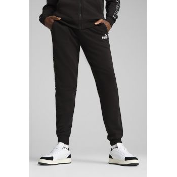Pantaloni de trening cu croiala conica si buzunare laterale