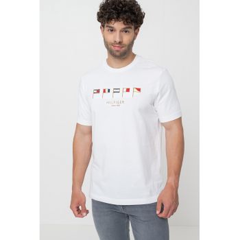 Tricou cu decolteu la baza gatului si detalii brodate