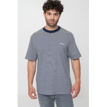 Tricou cu decolteu la baza gatului si dungi
