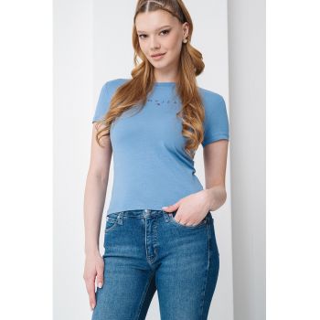 Tricou cu decolteu la baza gatului si imprimeu logo