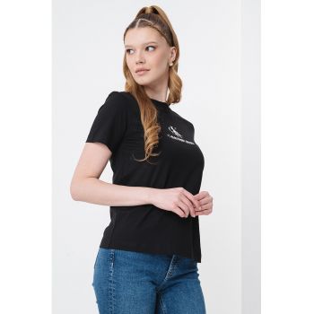 Tricou cu decolteu la baza gatului si imprimeu logo