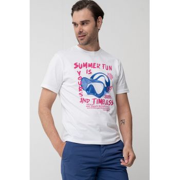 Tricou cu decolteu la baza gatului si imprimeu