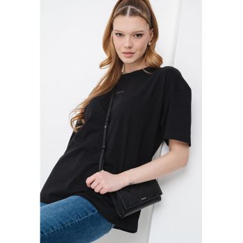 Tricou lejer cu logo frontal discret