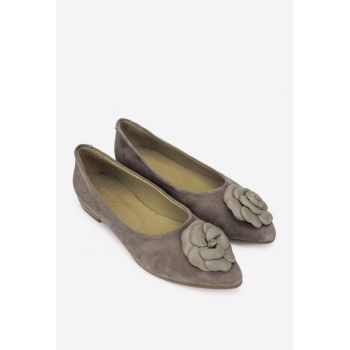 Balerini dama  din piele intoarsa taupe cu floare