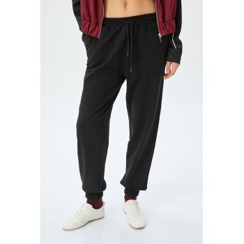 Pantaloi de trening cu model uni si snur