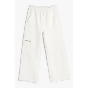 Pantaloni cu croiala ampla si buzunar cu fermoar