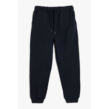 Pantaloni de trening cu model uni si snur