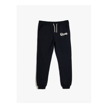 Pantaloni de trening cu snur de ajustare si buzunare laterale
