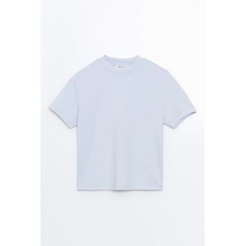 Tricou uni cu decolteu la baza gatului