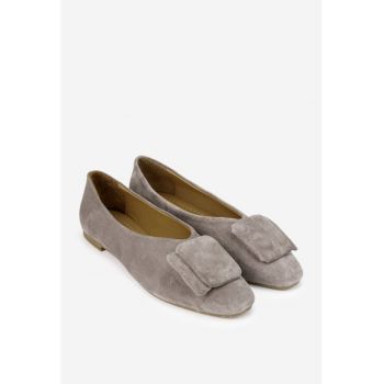 Balerini dama taupe din piele intoarsa cu ornament