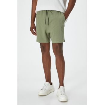 Pantaloni scurti cu buzunare oblice si snur
